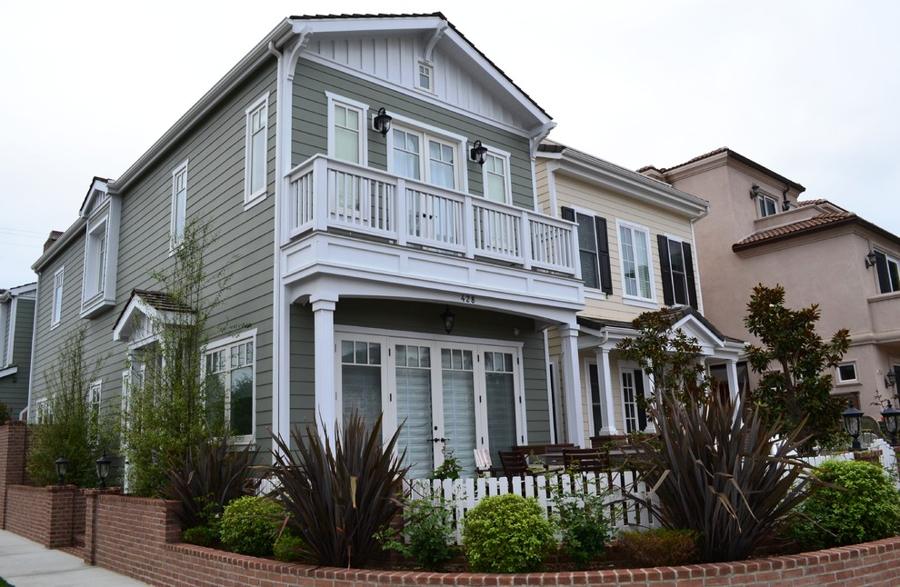 2-story and 3-story houses, corner view with balcony